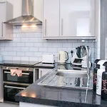 No25-Luxe Living Guest House- 2 Bed-Wifi-Free Parking-City- Beach