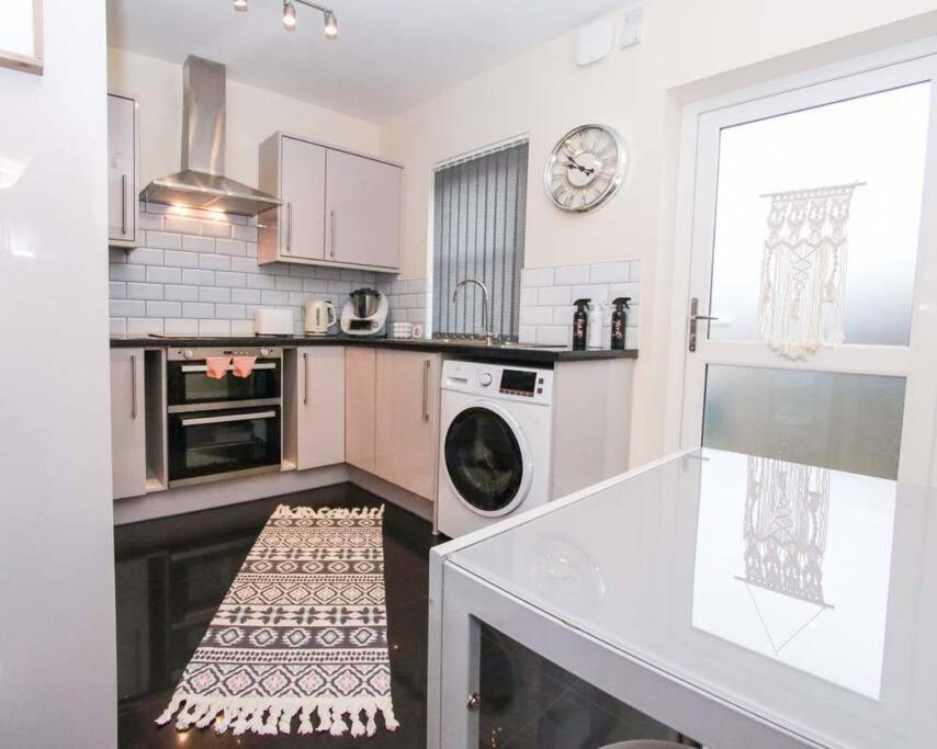 Holiday home No25-luxe Living Guest House- 2 Bed-wifi-free Parking-city- Swansea