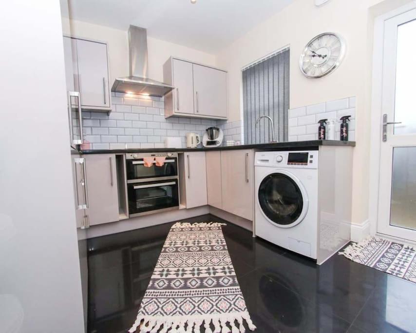 No25-luxe Living Guest House- 2 Bed-wifi-free Parking-city- Holiday home