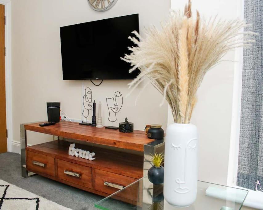 Holiday home No25-luxe Living Guest House- 2 Bed-wifi-free Parking-city-