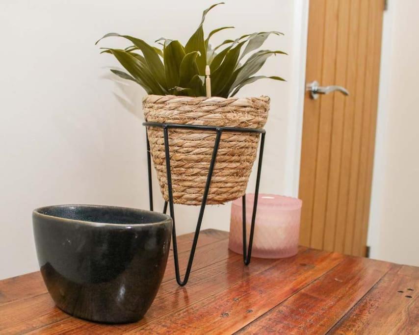 No25-luxe Living Guest House- 2 Bed-wifi-free Parking-city- Holiday home *