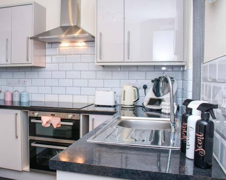 Holiday home No25-luxe Living Guest House- 2 Bed-wifi-free Parking-city- Swansea